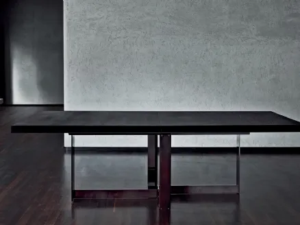 Tavolo Jacques con piano in legno impiallacciato con base in metallo di Flexform