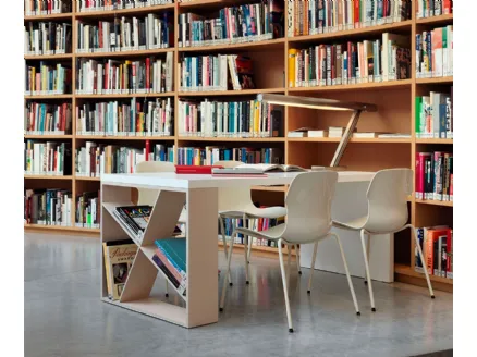 Tavolo caratterizzato da una gamba che gioca con linee ortogonali asimmetriche e che può essere utilizzata come libreria JTable di Horm