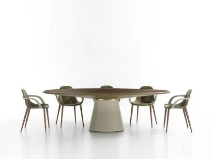Tavolo rotondo Loop con piano in legno e sottopiano rivestito in pelle di Enrico Pellizzoni