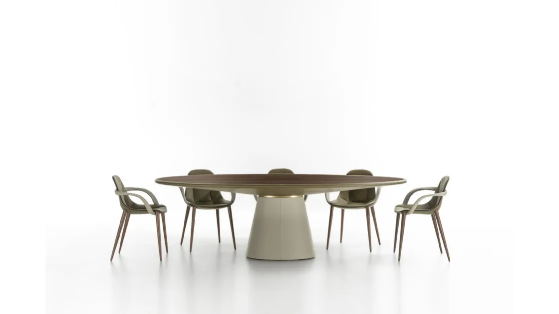 Tavolo rotondo Loop con piano in legno e sottopiano rivestito in pelle di Enrico Pellizzoni