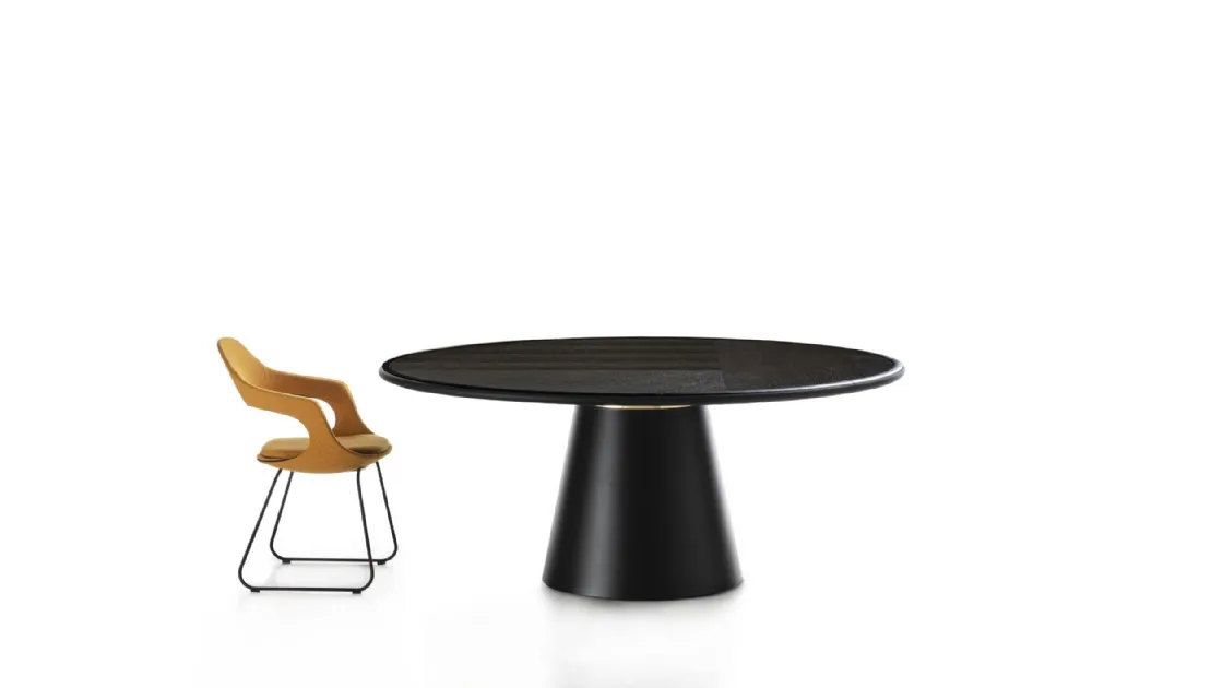 Tavolo rotondo Loop con piano in legno e base conica in metallo rivestita in pelle di Enrico Pellizzoni