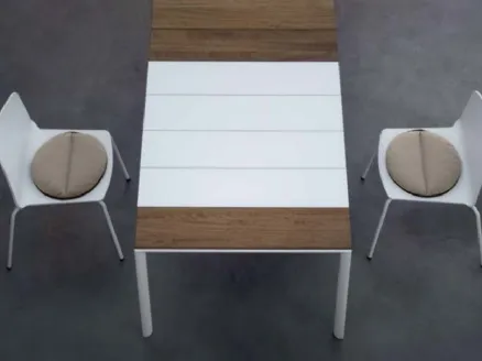 Tavolo  allungabile in laminato bianco e legno Maki Slatted di Kristalia