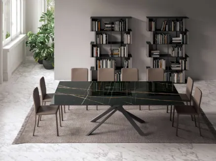 Tavolo allungabile e allargabile 4x4 in Marble Glass Sahara Noir Lucido e base in metallo di Ozzio