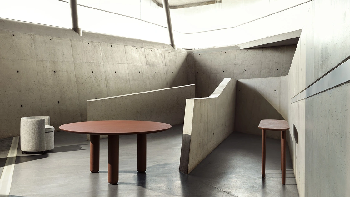 Tavolo Roll-o in legno finitura effetto spatolato di Frigerio