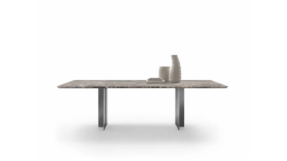 Tavolo Spello con top in marmo e base in metallo verniciato di Flexform