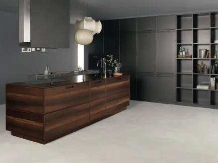 Cucina Design con isola Factory 02 in Rovere palustre con top in granito Antic Brown spazzolato di Key Cucine