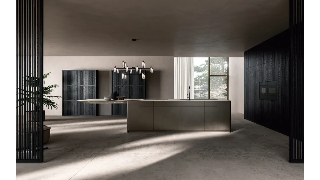 Cucina Design con isola Haiku in laccato finitura bronzata, a peltro, effetto metallico con top in marmo di Key Cucine