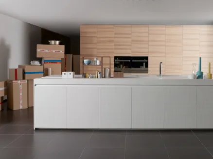 Cucina Design in Noce Canaletto a isola in materiale ecologico Swanstone Inside di Key Cucine