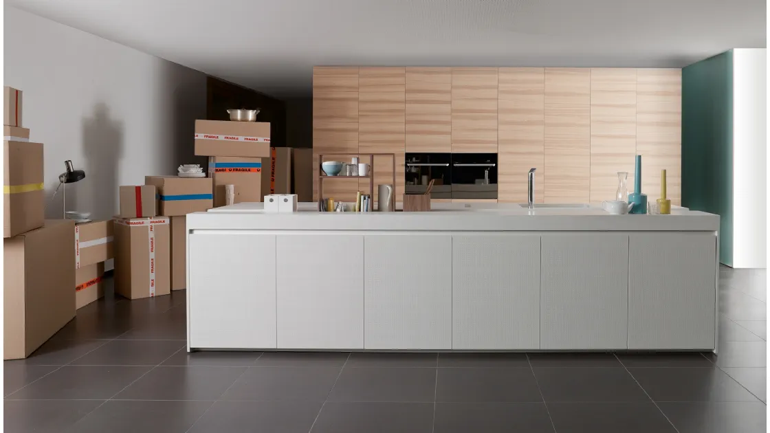 Cucina Design in Noce Canaletto con isola in materiale ecologico Swanstone Inside di Key Cucine