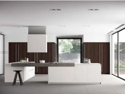 Cucina Design con isola MK1 03 in Vetro opaco bianco, Rovere termocotto e top in Gres Fokos Roccia di Nova Cucina