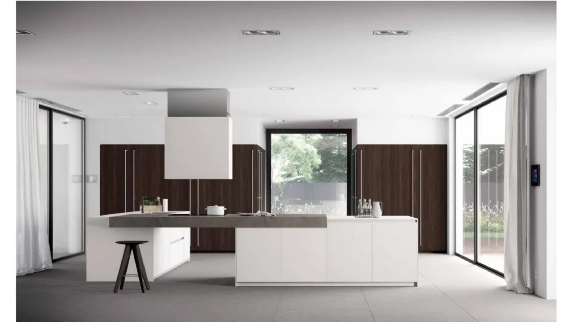 Cucina Design con isola MK1 03 in Vetro opaco bianco, Rovere termocotto e top in Gres Fokos Roccia di Nova Cucina