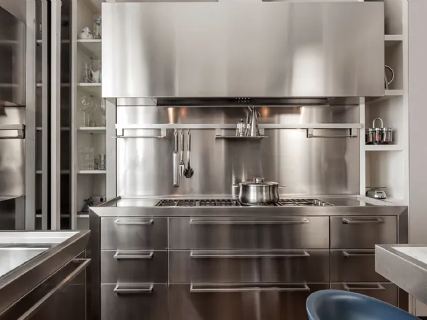 Il rimando alla cucina di un ristorante caratterizza questa realizzazione. 