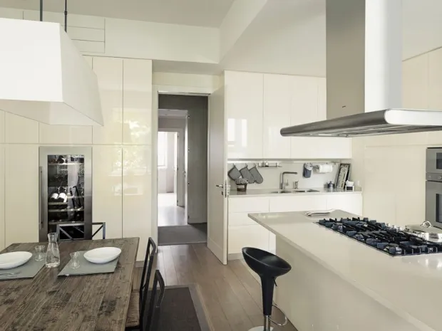 Il bianco è il carattere distintivo di questa cucina moderna. 