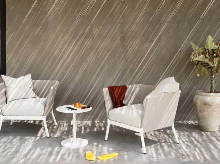 Poltroncina Calla con struttura in alluminio e rivestimento tessile di Roda