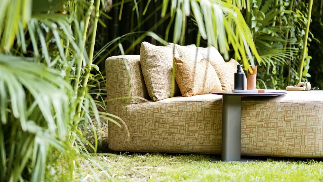 Divano Daybed Compact Belt in tessuto per esterno imbottito di Varaschin