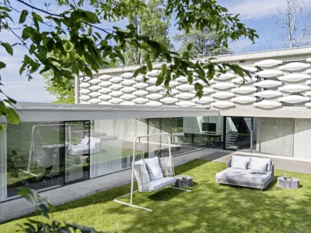Divano Daybed e Dondolo Tibidabo con struttura in alluminio verniciato a polveri con intreccio in fibra sintetica fatto a mano e cuscini in tessuto imbottito di Varaschin