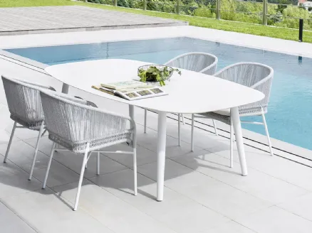 Poltroncina e Tavolo con struttura in alluminio verniciato e intreccio in fibra sintetica Cricket di Varaschin