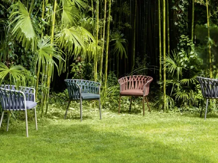 Poltroncina Emma Cross con struttura in alluminio verniciato, corda e band in tessuto acrilico di Varaschin