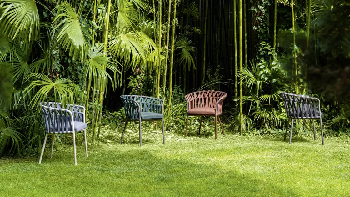 Poltroncina Emma Cross con struttura in alluminio verniciato, corda e band in tessuto acrilico di Varaschin