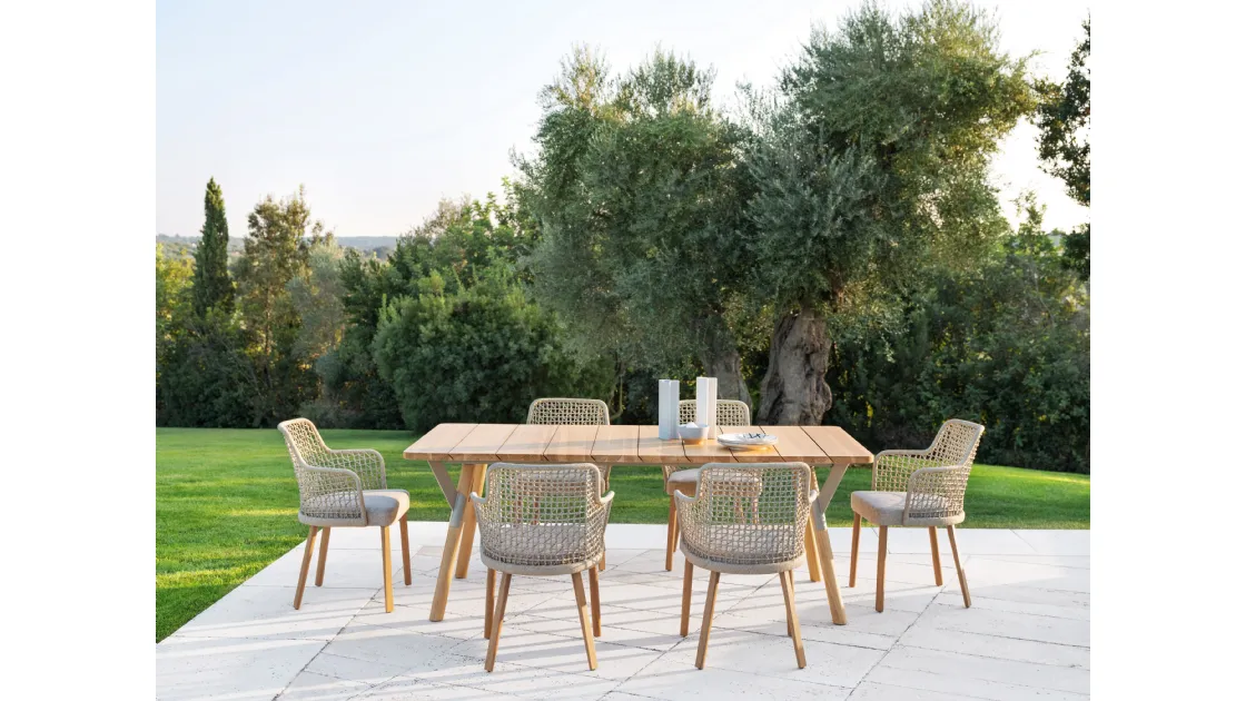 Poltroncina in legno di Iroko con seduta in tessuto e schienale in polipropilene intrecciato Emma di Varaschin