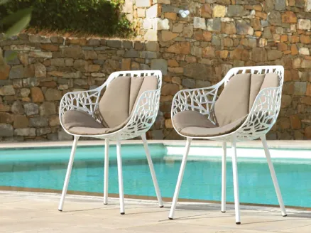 Poltroncina Forest alluminio verniciato anche con gambe in Iroko e cuscini seduta optional di Fast