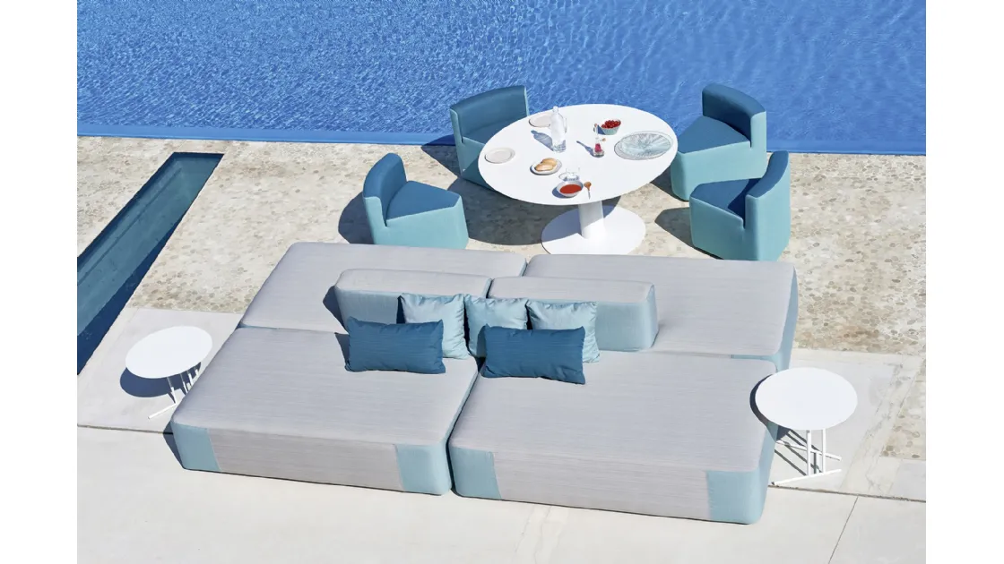 Poltroncina In&Out a forma di spicchio in tessuto tecnico in PVC di Varaschin