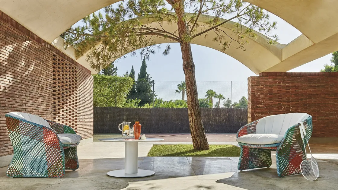 Poltroncina Lounge Maat in alluminio rivestita con 4 fettucce in fibra sintetica intrecciate con cuscino imbottito di Varaschin