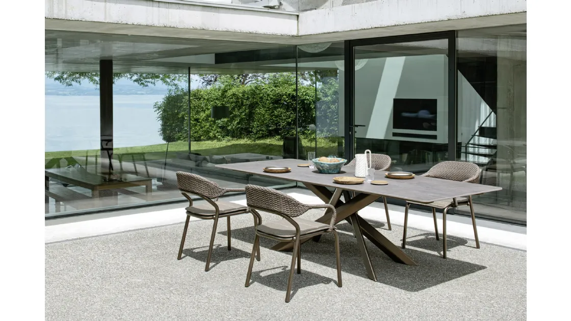 Poltroncina impilabile e Tavolo con struttura in tubo di alluminio e sedile in lamiera di alluminio verniciati a polveri, schienale intrecciato a mano con corda in fibra sintetica Noss di Varaschin
