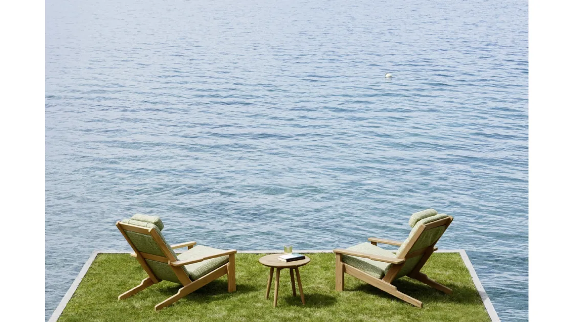 Poltroncina Relax Bali con struttura in legno massello di teak e rivestimento in tessuto imbottito di Varaschin