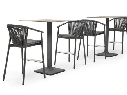 Sgabello impilabile con struttura in alluminio, seduta in tessuto tecnico in PVC e schienale in cordino sintetico Smart di Varaschin