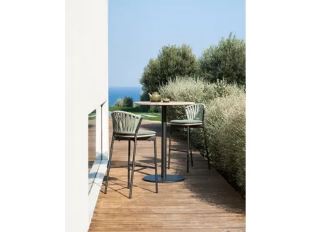 Tavolino da bar per esterno con struttura formata da una gamba centrale in acciaio verniciato a polvere che sostiene il piano rotondo in teak Weather Resistant White color bianco Stem di Roda
