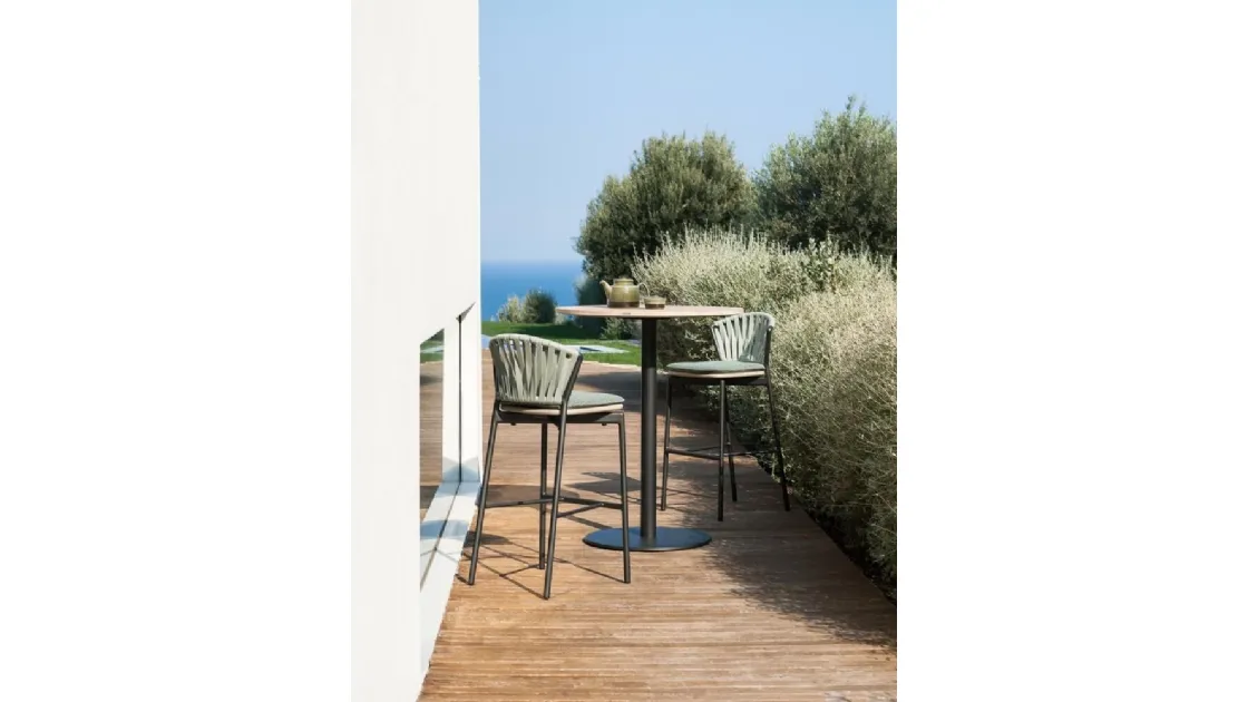 Tavolino da bar per esterno con struttura formata da una gamba centrale in acciaio verniciato a polvere che sostiene il piano rotondo in teak Weather Resistant White color bianco Stem di Roda