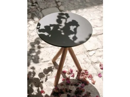 Tavolino rotondo con base in teak e top in grès grigio Stork di Roda