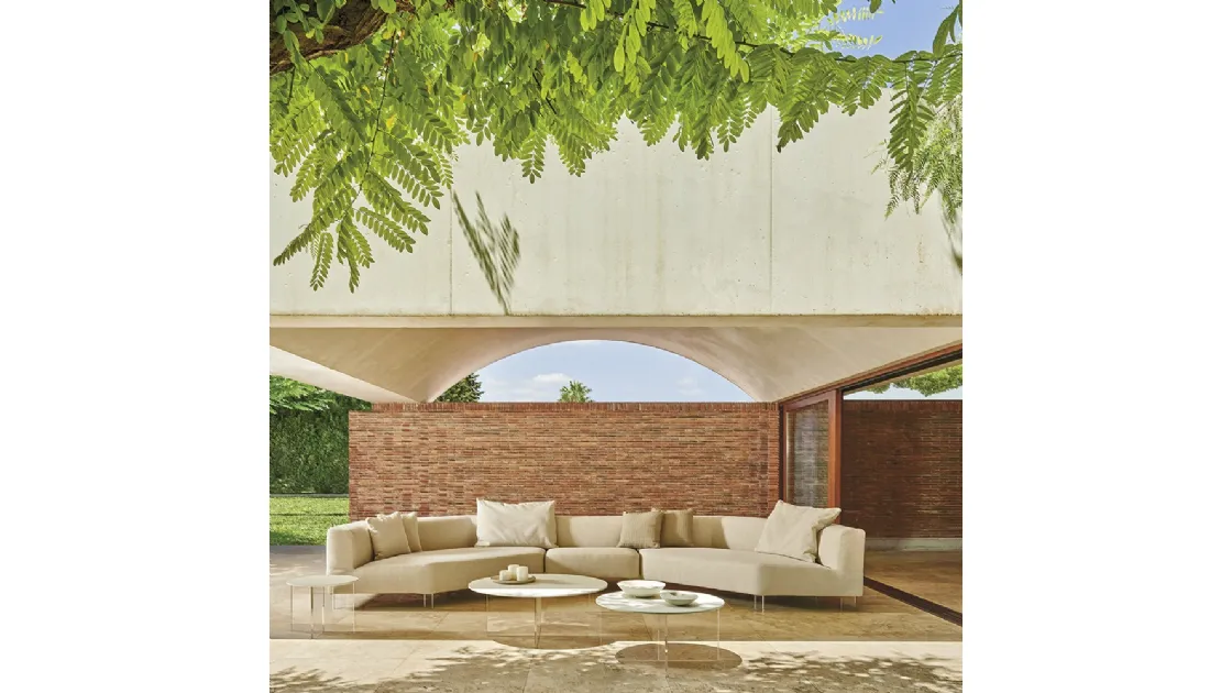 Tavolini di varie misure ed altezze con base in polimetilmetacrilato e top in HPL e ceramica bocciardata Belt Air di Varaschin