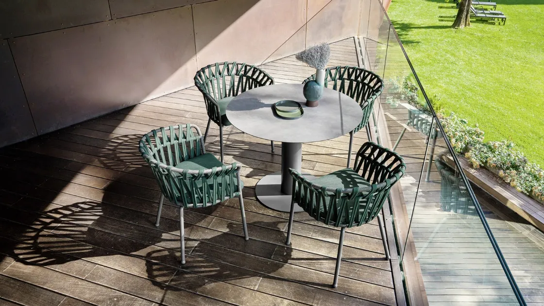 Tavolino rotondo Big Base in acciaio con stelo cilindrico di Varaschin