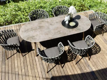 Tavolo ellittico Emma in alluminio con top in ceramica bocciardata di Varaschin