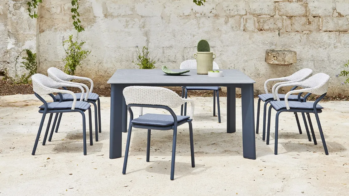 Tavolo quadrato Plinto in alluminio con top in HPL e gambe a sezione ellittica in versione LOW di Varaschin