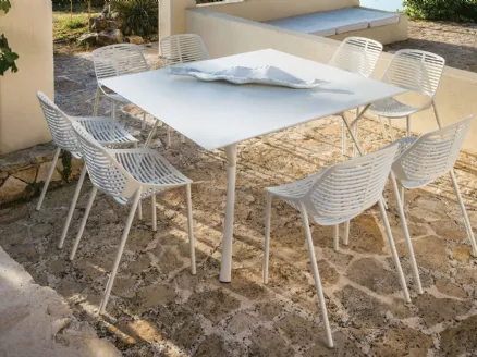 Tavolo Quadrato Radice Quadra alluminio verniciato top anche alluminio puntinato di Fast