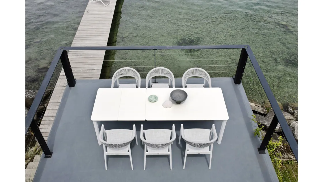 Tavolo System in HPL con base in acciaio verniciato in versione allungabile LOW di Varaschin