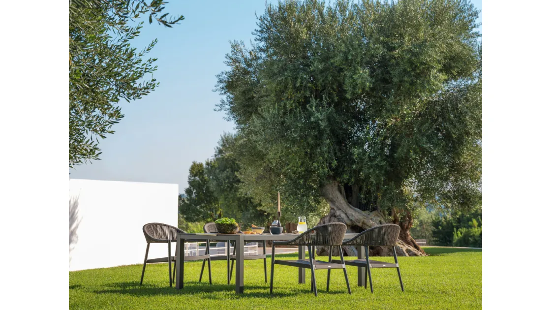Tavolo rettangolare in HPL con base in alluminio verniciato Victor in versione LOW di Varaschin