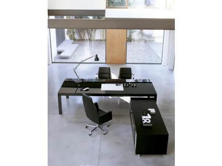Scrivania Abacocon piano in cuoio con penisola di Enrico Pellizzoni