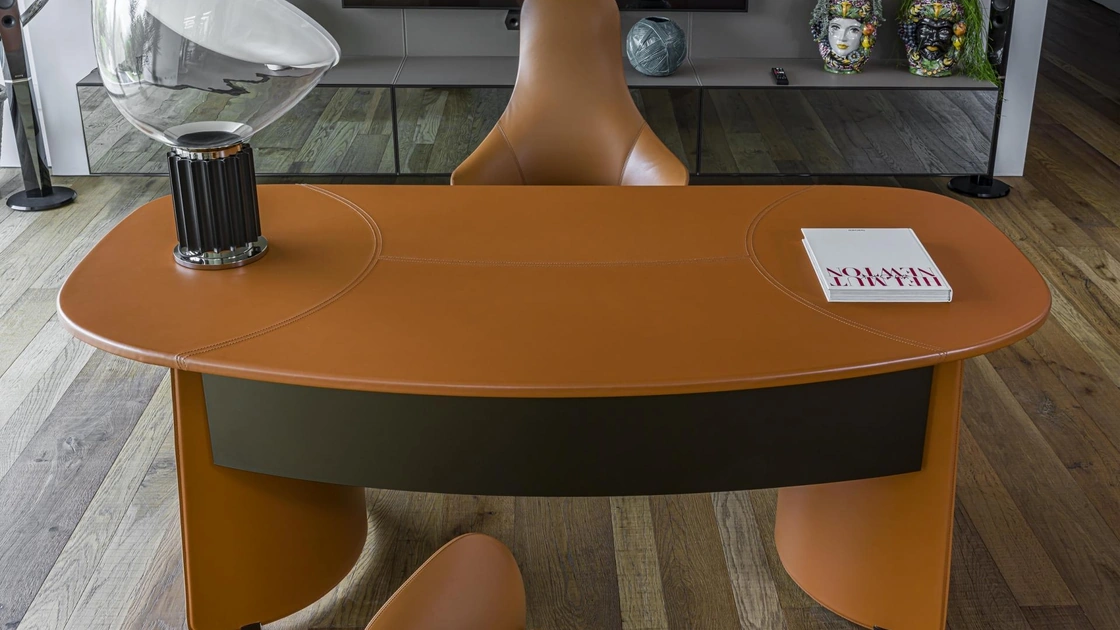 Scrivania direzionale Butterfly di Enrico Pellizzoni